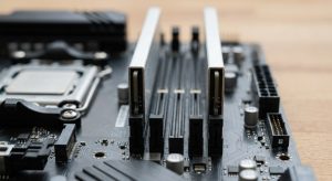 Barrettes de RAM DDR5 installées sur une carte mère de PC gamer