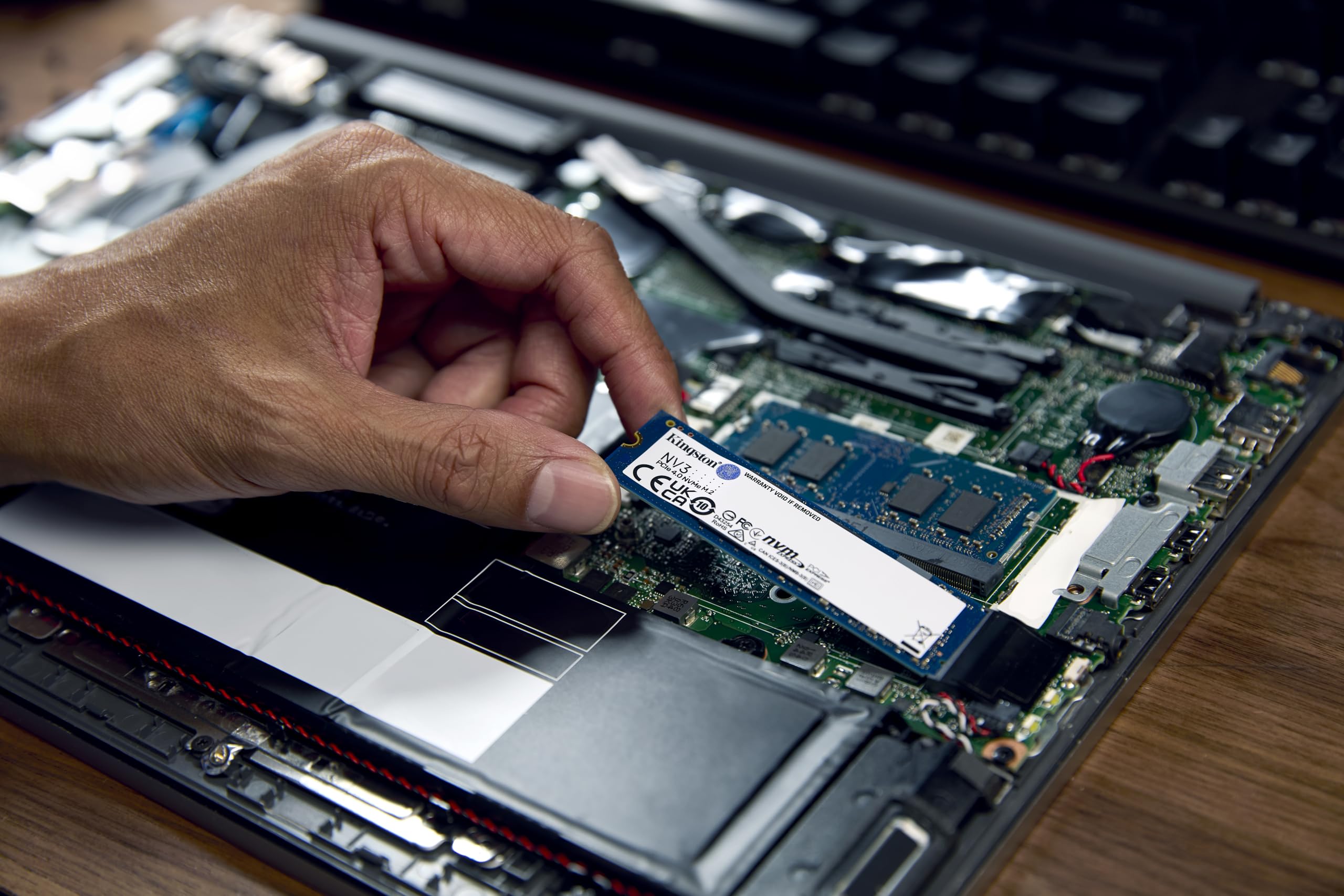 SSD NVMe 2026 posé sur une carte mère