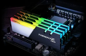 Barrettes de RAM DDR5 installées sur une carte mère de PC gamer