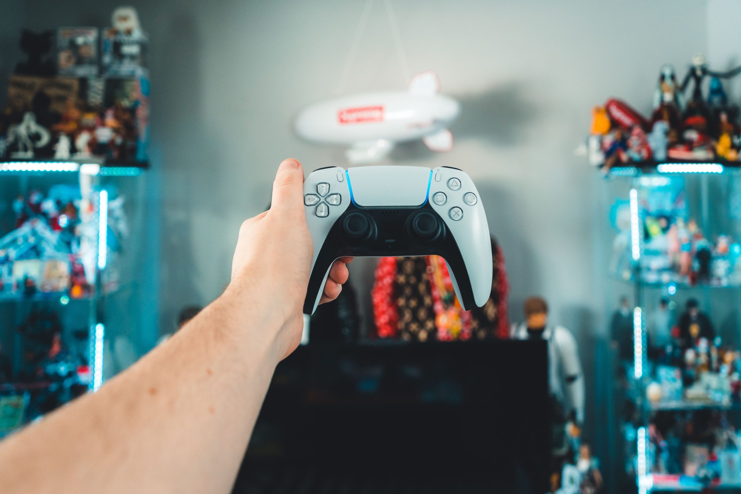 Console PS5 et manette DualSense, sélection des meilleurs jeux à jouer sur PS5