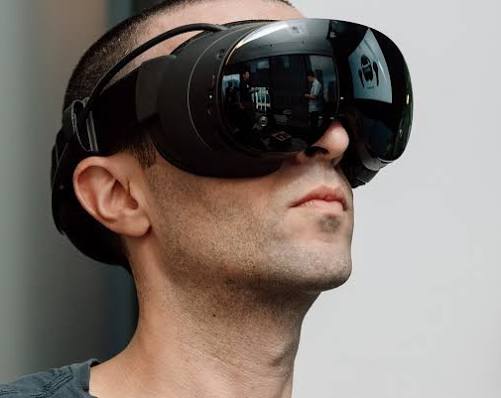 Homme portant un casque de réalité virtuelle noir