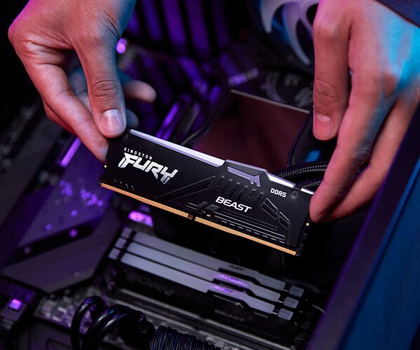 Barrettes de RAM DDR5 installées sur une carte mère de PC gamer