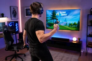 Joueur avec un casque sans fil qui joue depuis le canapé